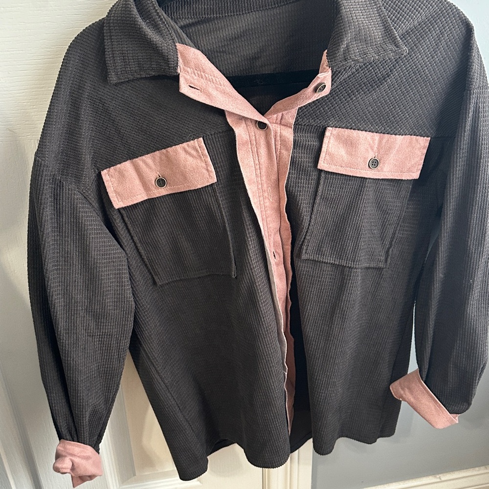 Amazon Women's Black and Pink Button-Up Top
